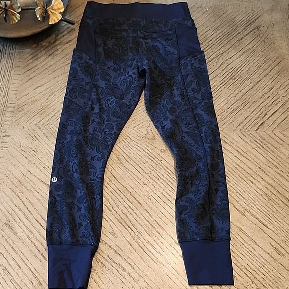 Lululemon size 6 blue Paisley print jogger leggings - Picture 7 of 14